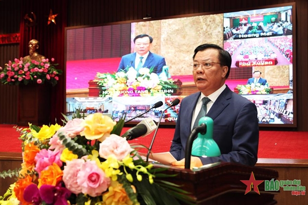 Bí thư Thành ủy Hà Nội Đinh Tiến Dũng đối thoại với đại biểu phụ nữ Thủ đô